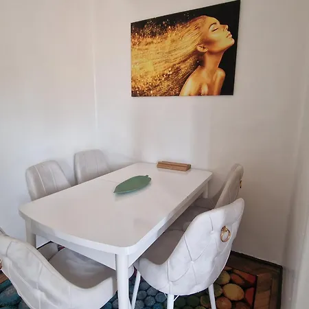 Homesweethome Carol Park Apartment